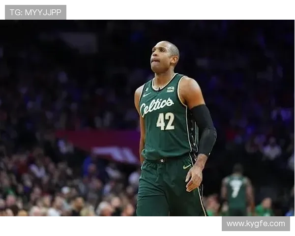 艾顿内线强打霍福德力量不足脚步混乱被判走步暴露技术短板